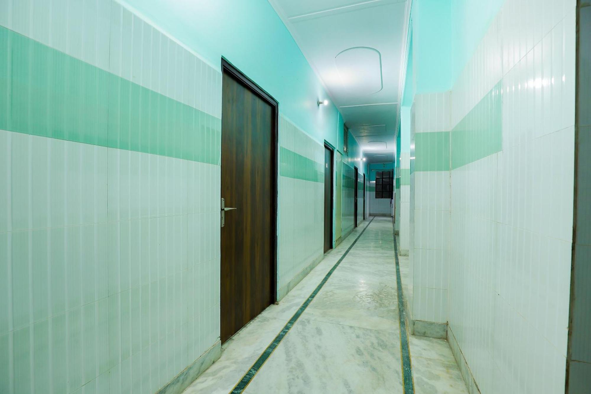 Oyo 69486 Royal Palace 德里 外观 照片