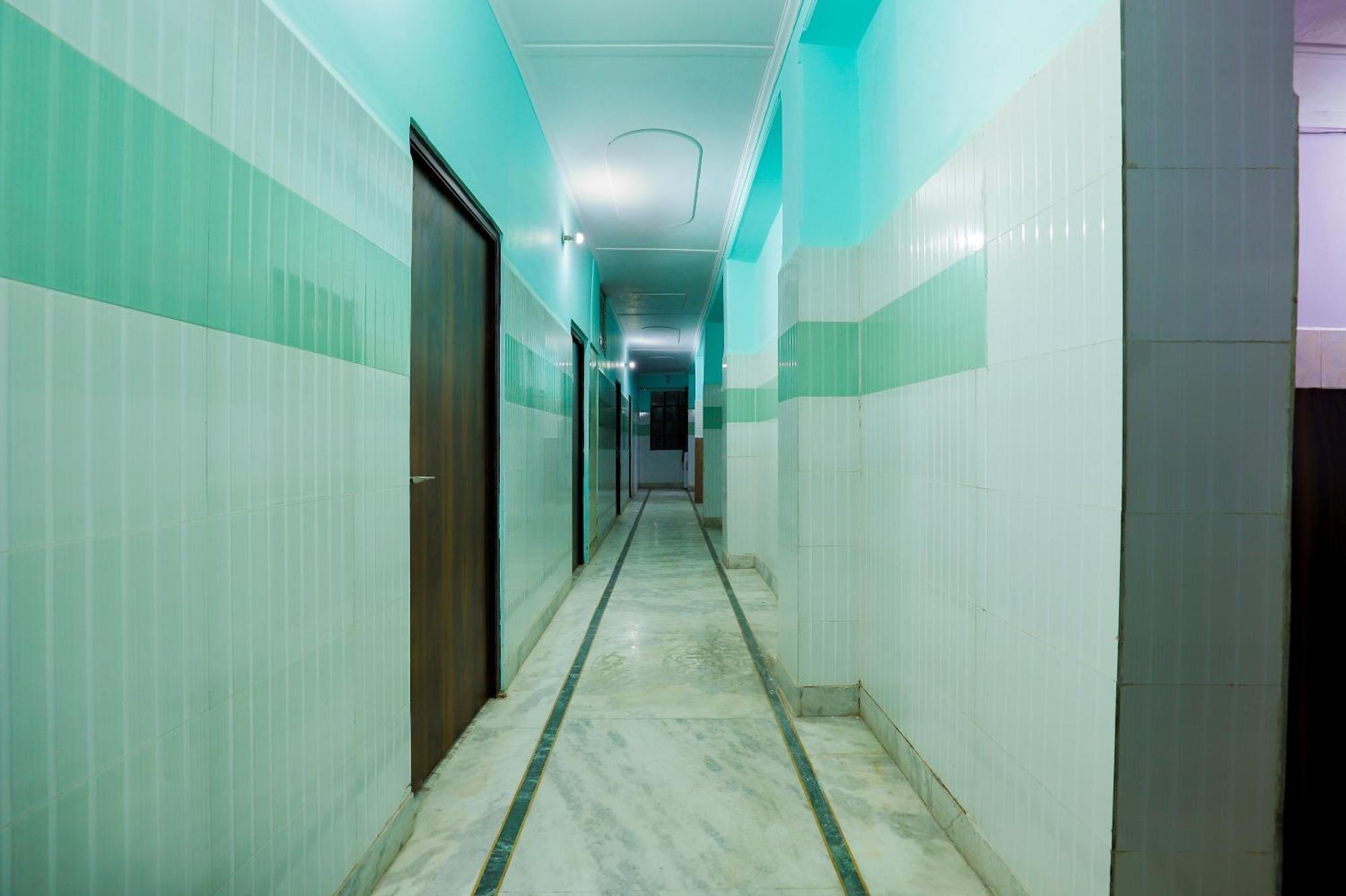 Oyo 69486 Royal Palace 德里 外观 照片
